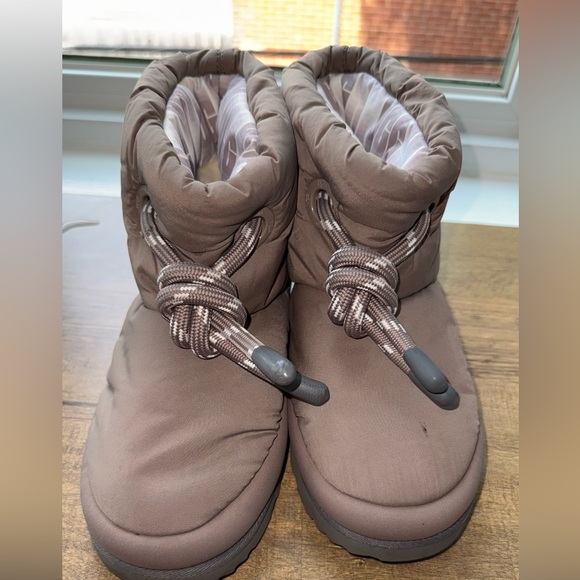 UGG Other - UGG  Kids Classic Maxi Short Boots Size 4 (kids) Tan color(brown walnut)